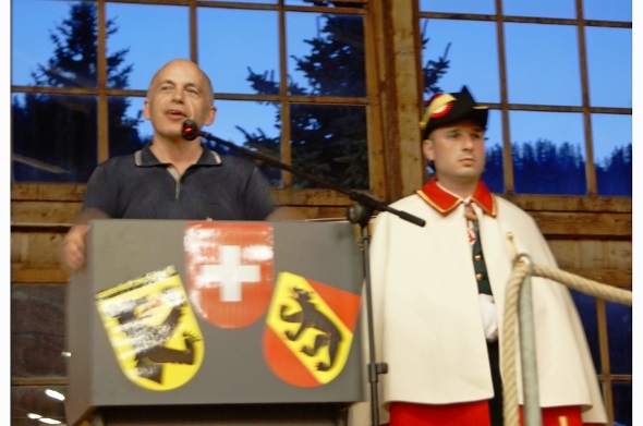 Bundespräsident Ueli Maurer, flankiert von Weibel Martin Sidler, bei seiner Rede zum Nationalfeiertag in der altehrwürdigen Zweisimmer Markthalle.