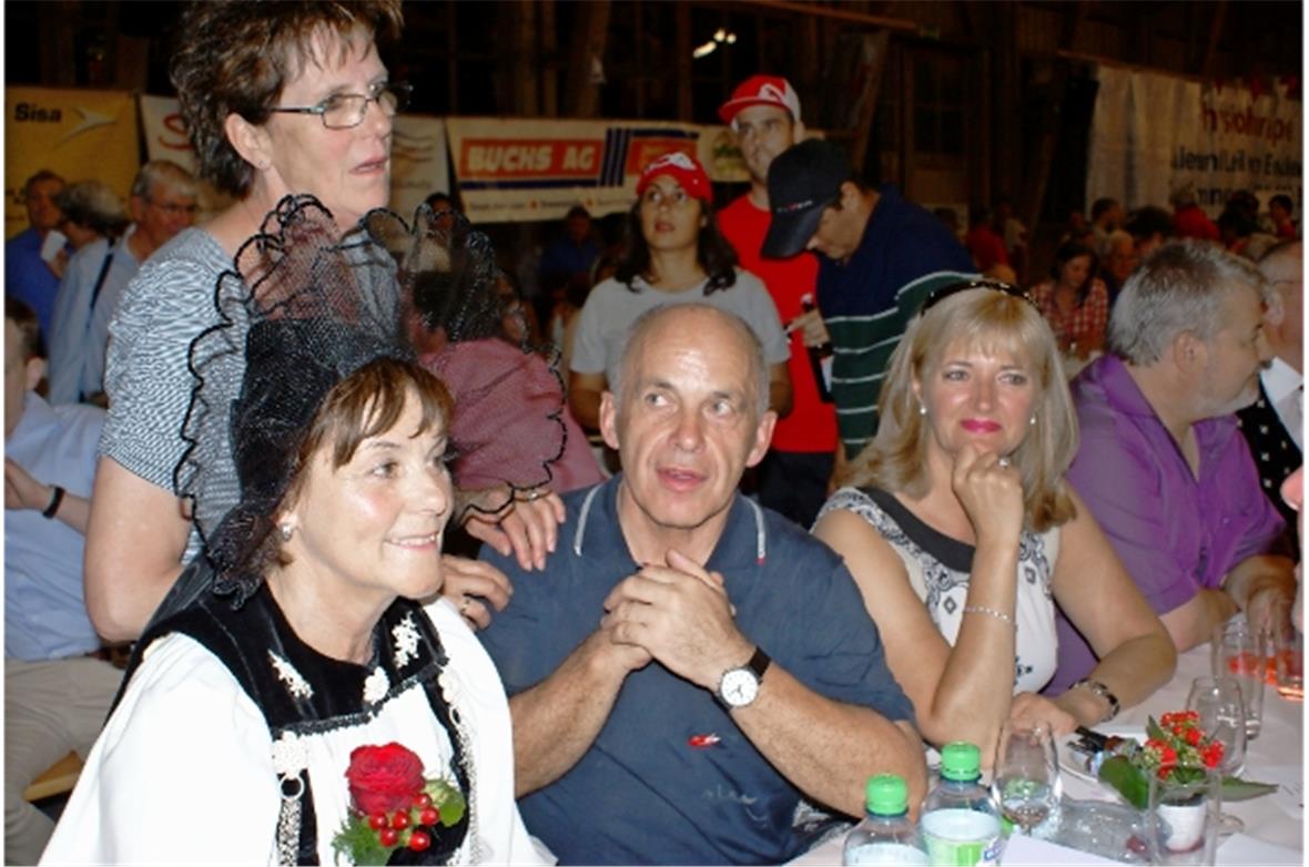 Bundespräsident Ueli Maurer und die strahlenden Zweisimmer First Ladies.