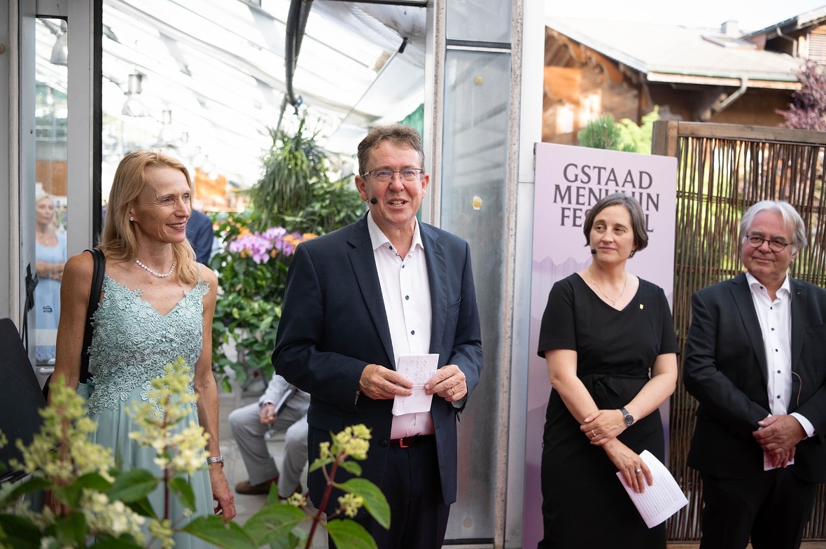 Bundesrat Albert Rösti (Zweiter von links) und seine Frau Therese (links), Grossratspräsidentin Edith Siegenthaler und Verwaltungsratspräsident Aldo Kropf bei der Eröffnung des 69. Gstaad Menuhin Festivals.