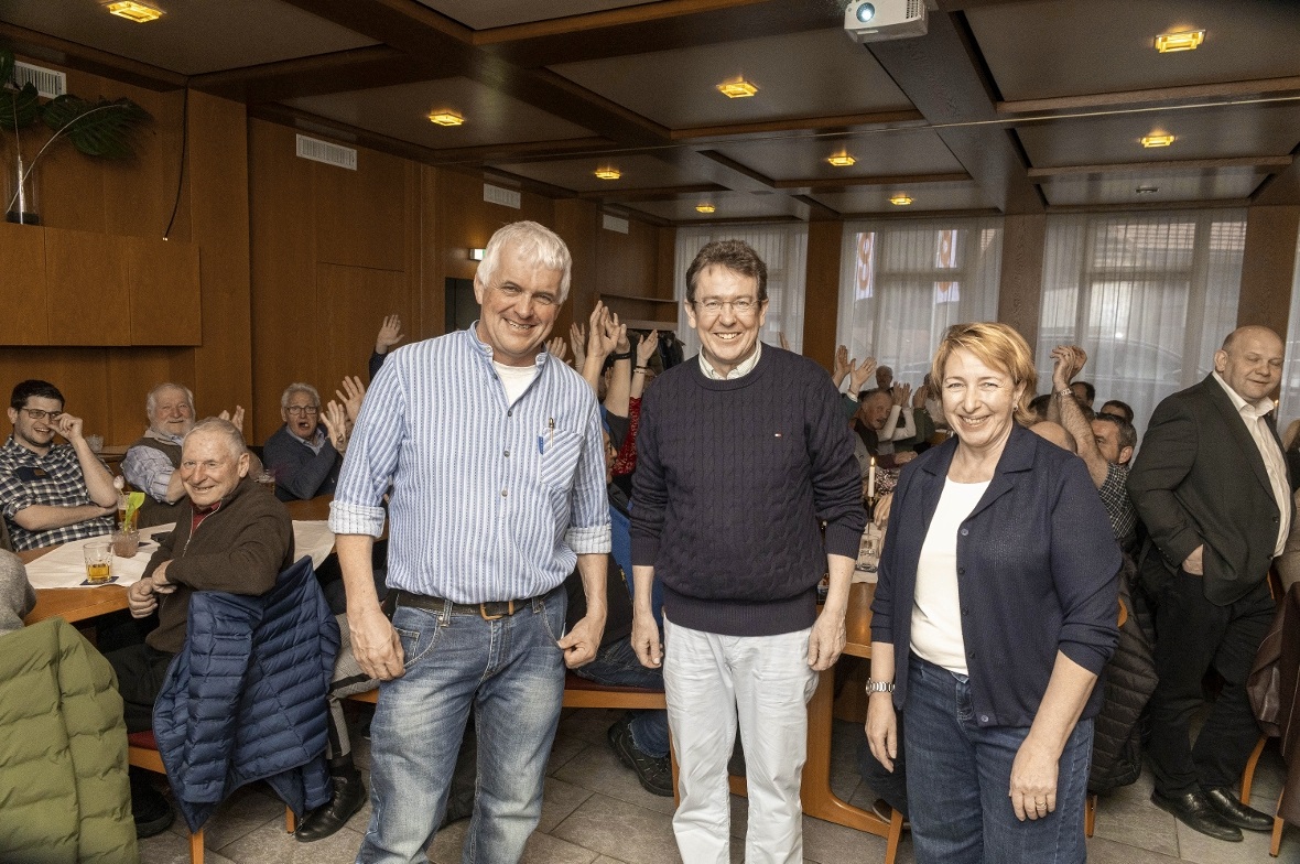 Bundesrat Albert Rösti liess es sich am Sonntagabend nicht nehmen, den beiden Berner Oberländern mit den zweit- und drittmeisten Stimmen – Christian Däpp und Barbara Josi – in Wimmis persönlich zu ihrem Wahlerfolg zu gratulieren.