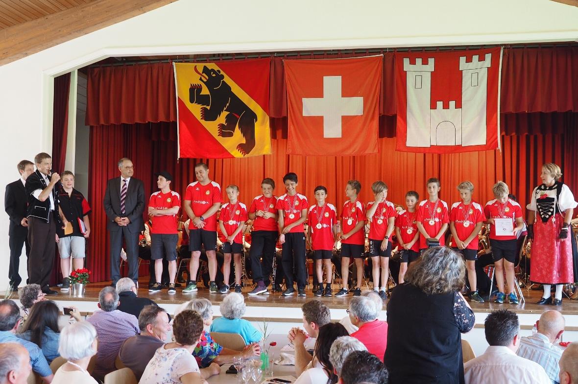 Bundesrat Guy Parmelin freute sich als VBS-Chef (Eidgenössisches Departement für Verteidigung, Bevölkerungsschutz und Sport) besonders darüber, dass er den geehrten Sportlern eine Urkunde überreichen durfte.