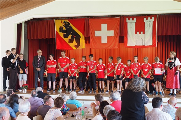 Bundesrat Guy Parmelin freute sich als VBS-Chef (Eidgenössisches Departement für Verteidigung, Bevölkerungsschutz und Sport) besonders darüber, dass er den geehrten Sportlern eine Urkunde überreichen durfte.