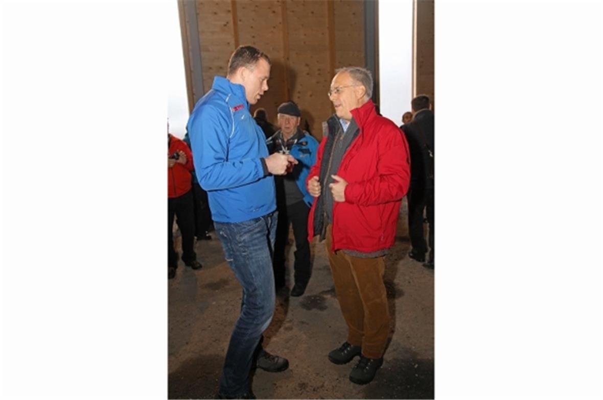 Bundesrat Johann Schneider Ammann im Gespräch mit dem amtierenden Schwingerkönid...