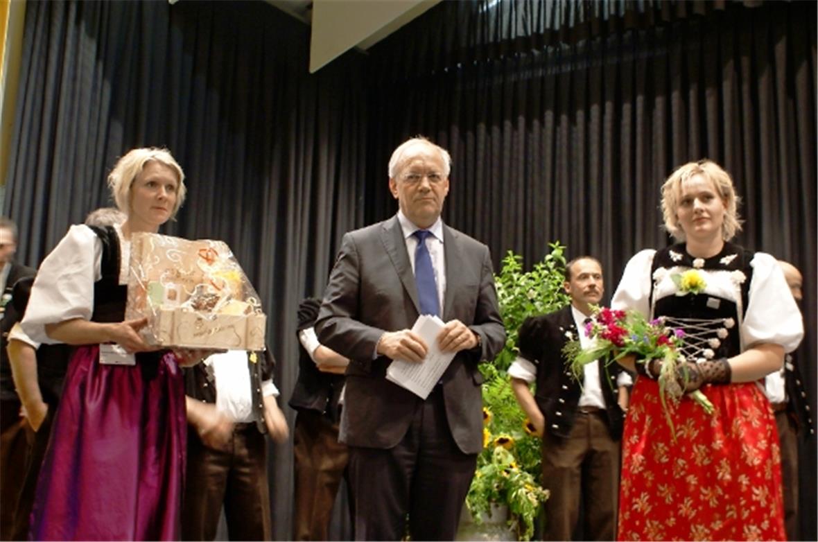 Bundesrat Johann Schneider-Ammann mit Ehrendamen.