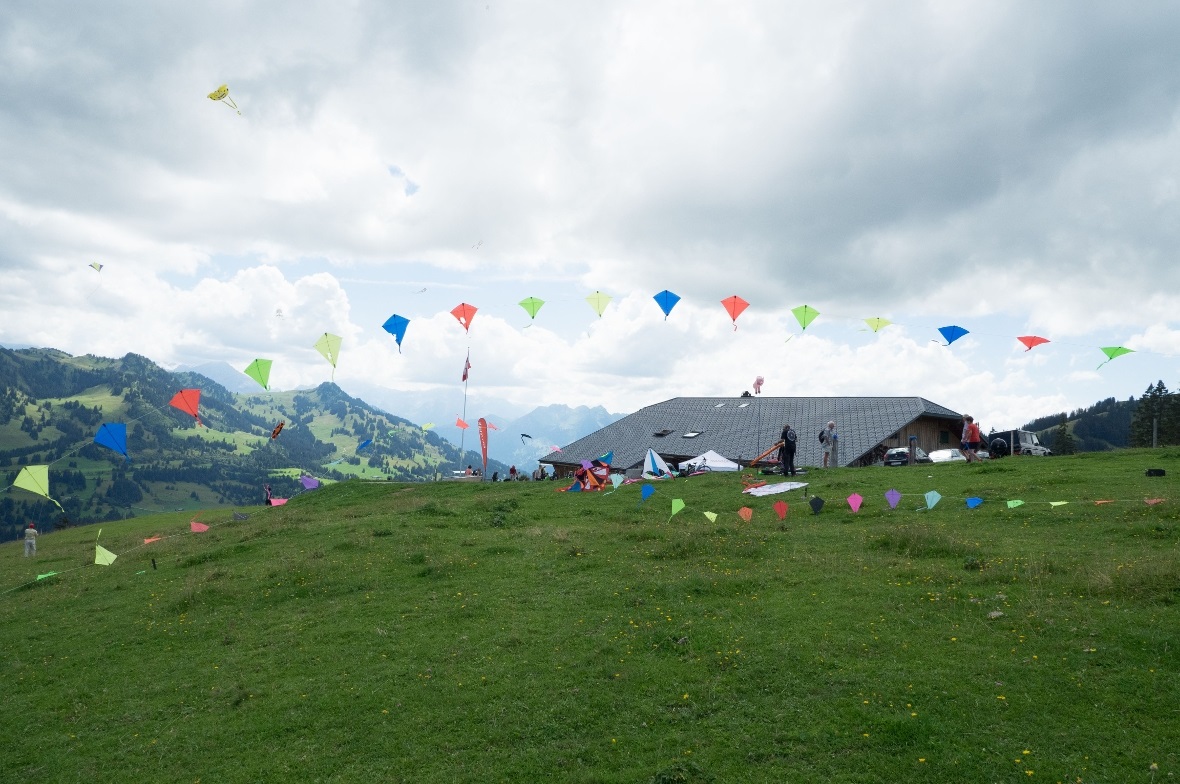 Bunte Drachen überall: Drachenflugtag auf dem Hüsliberg.