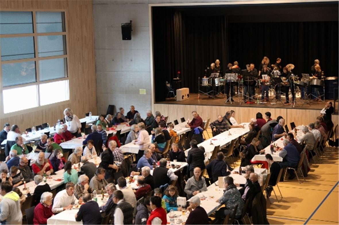 Bunte Klänge von der Steelband Saanenland begleiten die Gäste beim Mittagessen i...