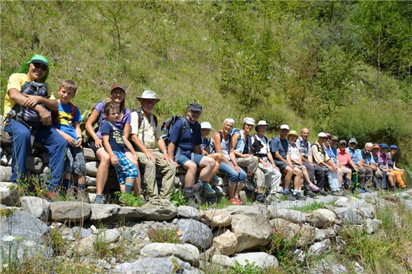 Bunte Teilnehmerschar der Schmetterlings-Exkursion.