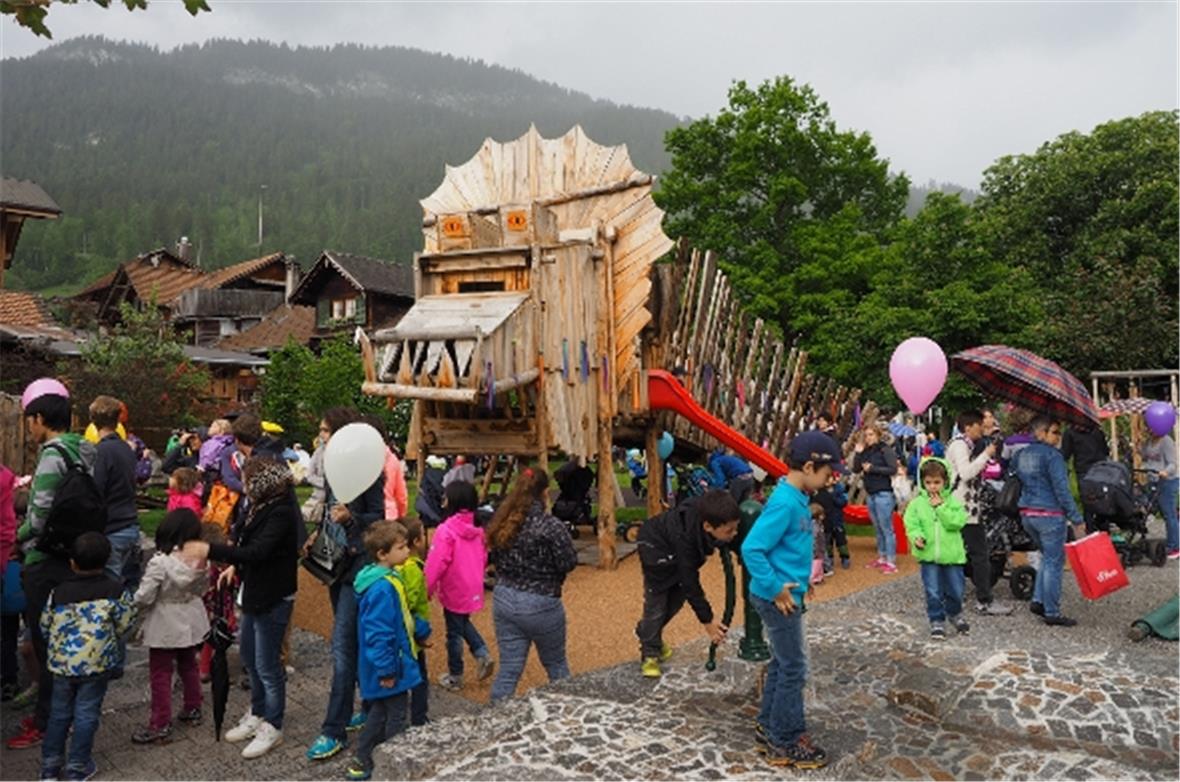 Buntes Treiben auf dem Spielplatz mit dem grossen Drachen.