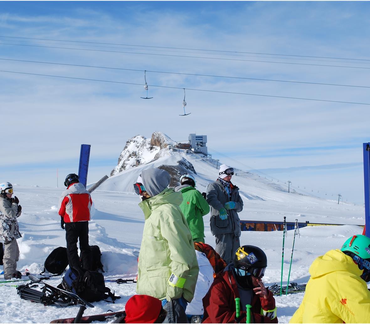 Akrobatische Sprünge auf dem Gletscher Buntes Treiben im Zielraum