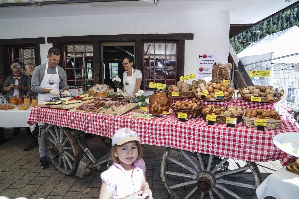 Burezmorge unter blauem Himmel und strahlendem Wetter