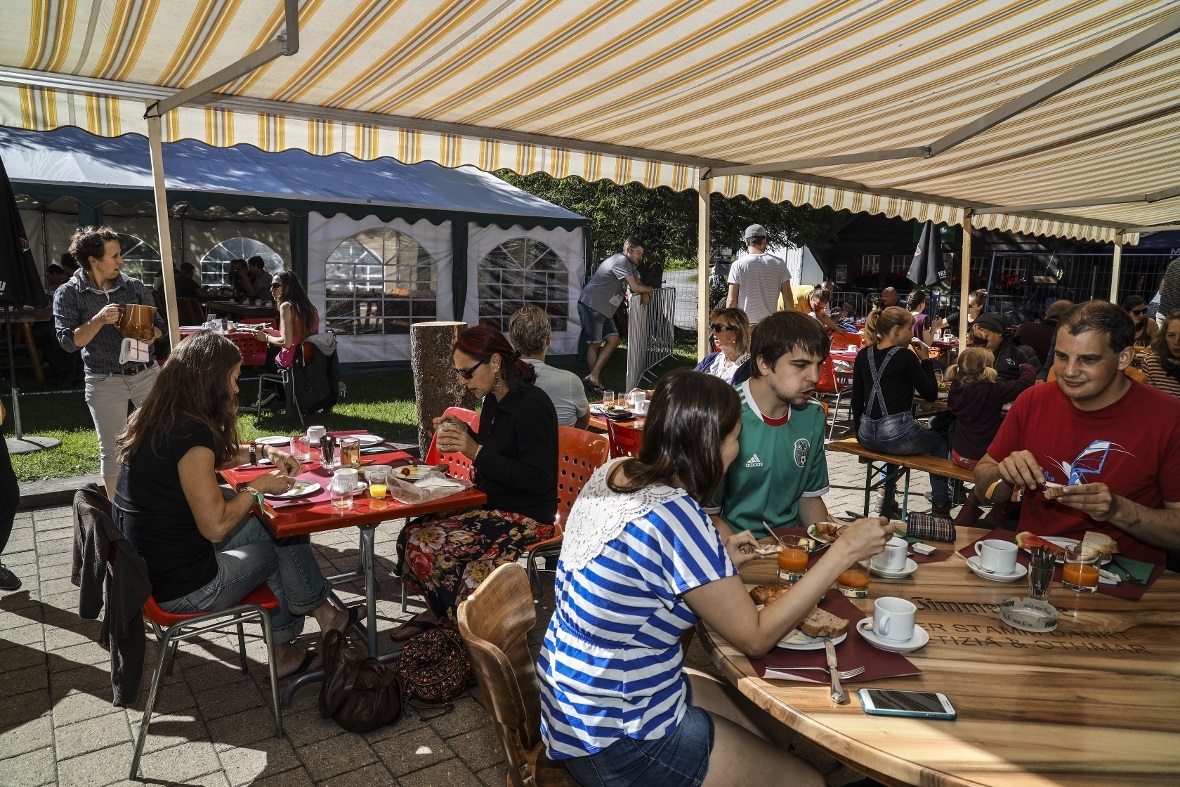 Burezmorge unter blauem Himmel und strahlendem Wetter