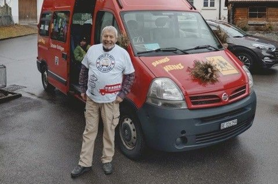 Heinz Burri wurde verabschiedet Busfahrer Heinz «neu eingekleidet».