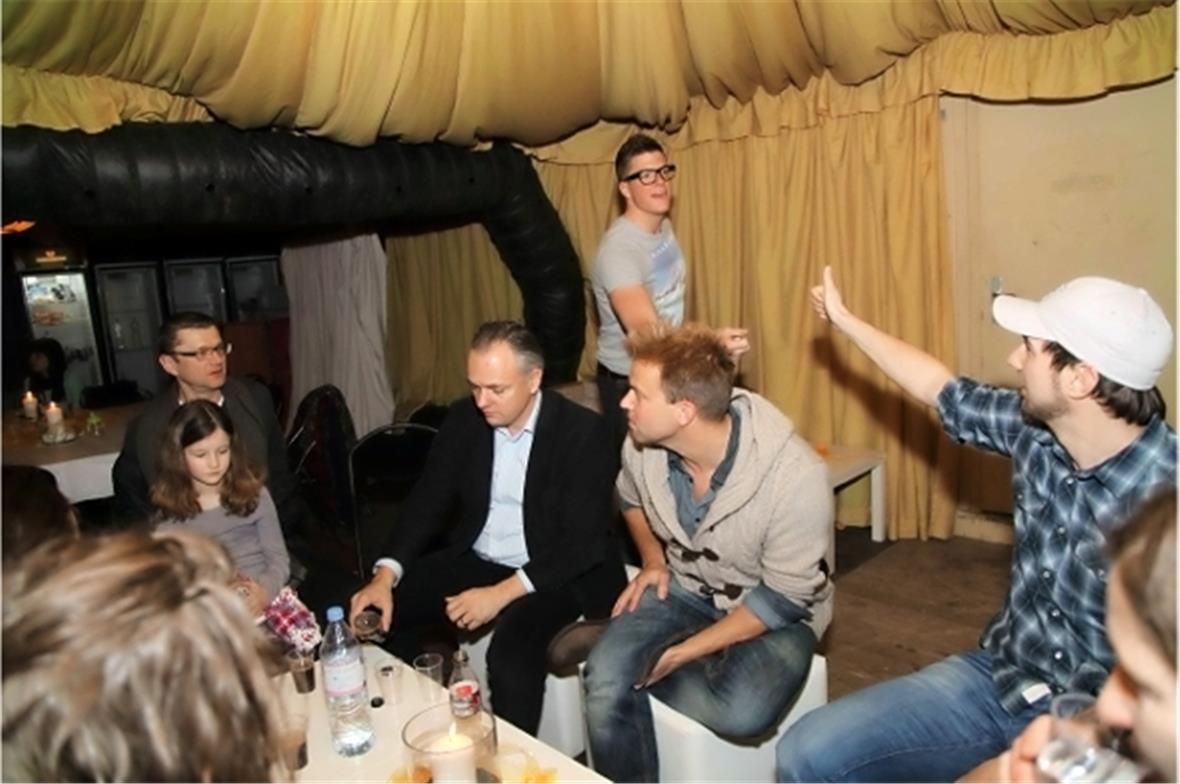 CEO Postfinance Hansruedi König mit seiner Familie Backstage bei Divertimento.