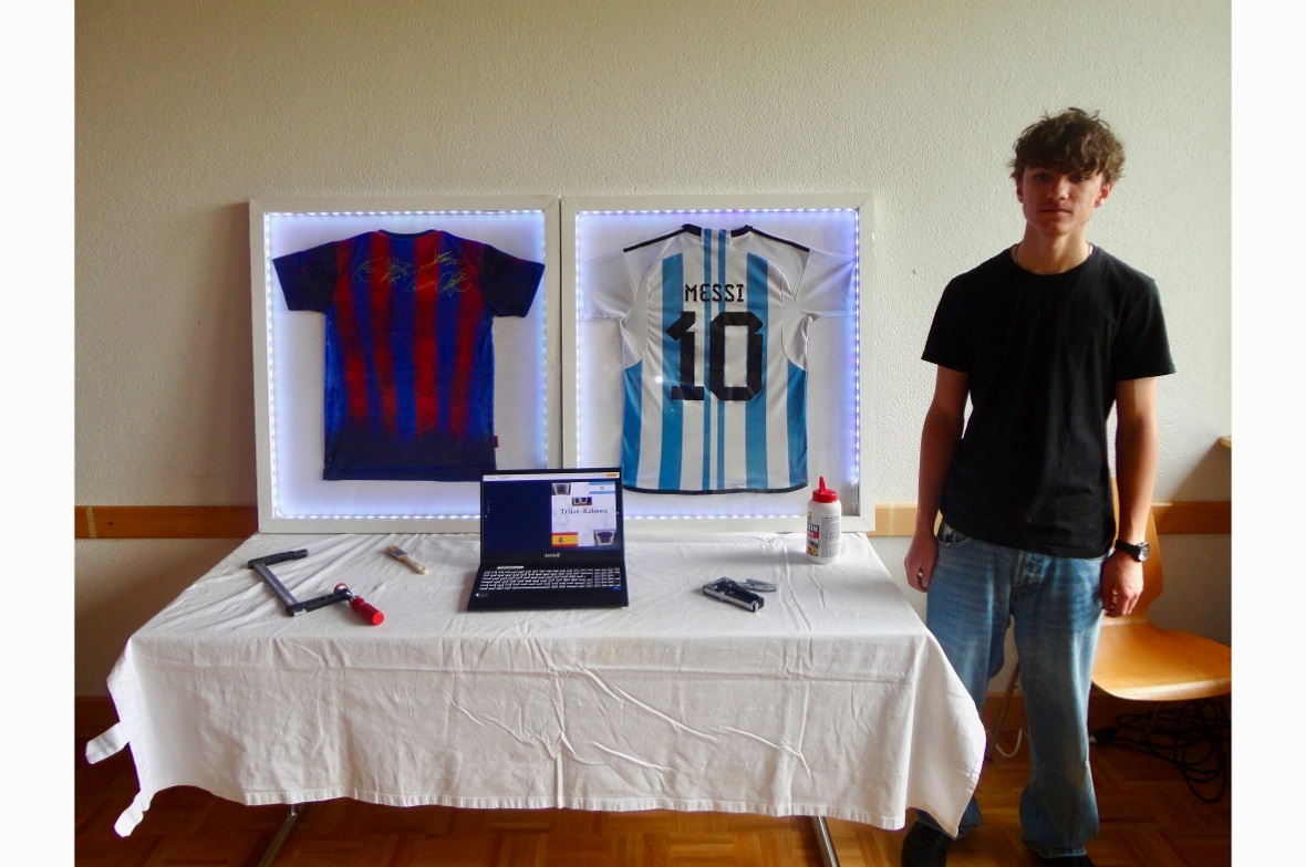 Caillou Hartig präsentiert seine Fussballtrickots in dein eigens gebauten Rahmen...