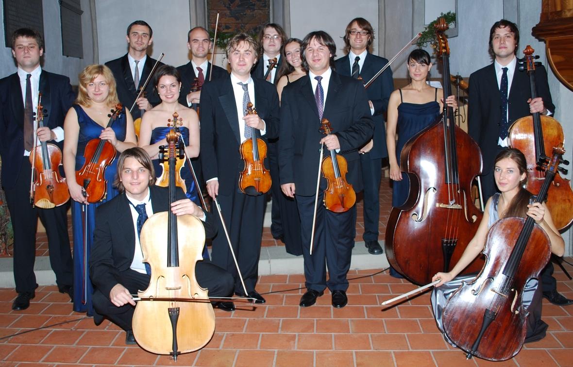 Camerata Menuhin Gstaad mit neuer und nach kurzer Zeit prägender Leitung,Liviu Prunaru (mitte, links von der Bassgeige).