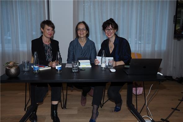 Camille Luscher, Ruth Gantert und Moderatorin Julia Knapp beim Eröffnungsgespräch «Über die Herausforderungen und Schönheiten des literarischen Übersetzens» im neuen Kulturhaus.