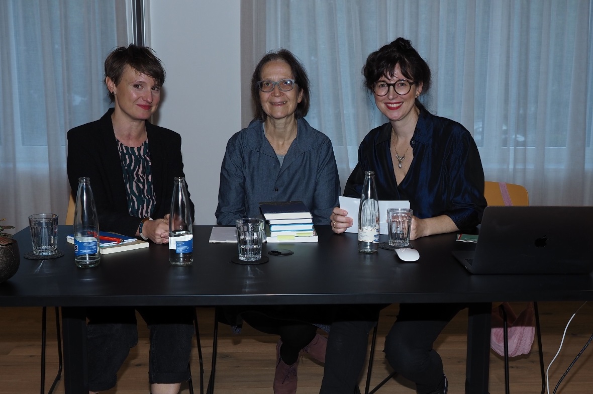 Camille Luscher, Ruth Gantert und Moderatorin Julia Knapp beim Eröffnungsgespräc...