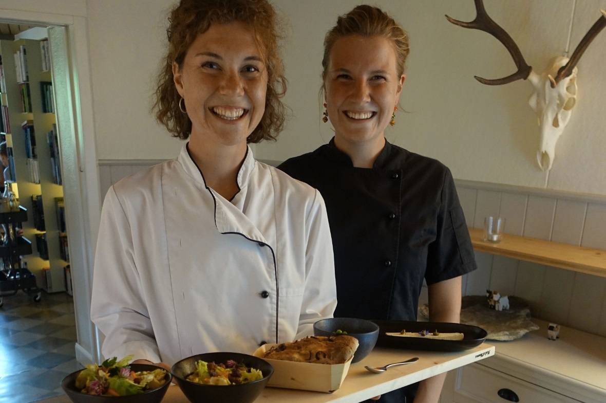 Camille (in weisser Kochbluse) und Céline Rohn freuen sich, ihre Gäste mit kulinarischen Genusserlebnissen zu verwöhnen.