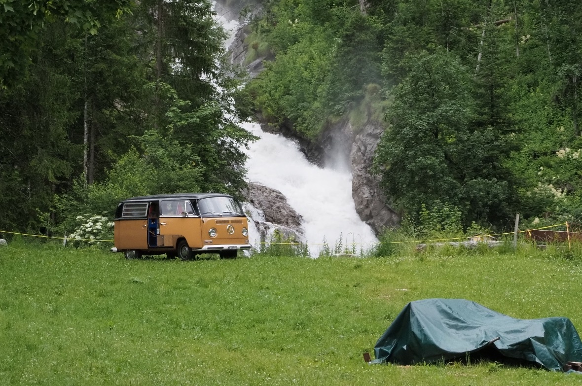 Camping-Idylle mit altem VW-Bus am Simmenfall.