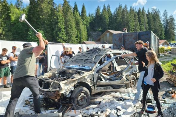 Car Demolition mit Vorschlaghammer und Muskelkraft.