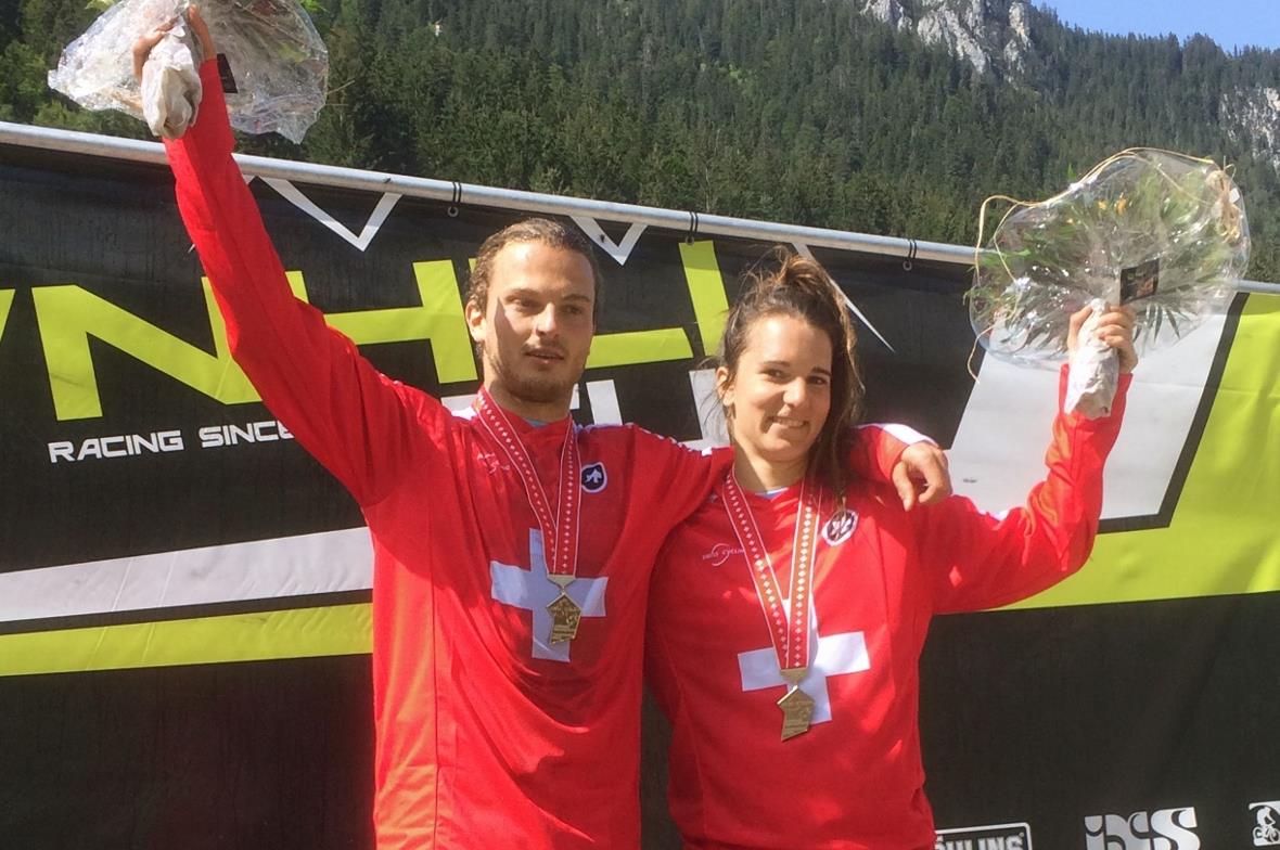 Carina Cappellari und Lutz Weber im Schweizermeistertrikot. Am kommenden Sonntag schiessen sie darin am Weltcup in Val di Sole in Italien über den Trail.