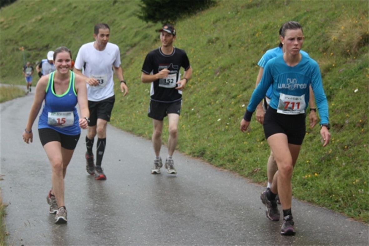 Carina Gafner, Oberwil, Rolf Ueltschi, Weissenburg, Stefan Aegerter, Erlenbach und Marion Nicolet, Tramelan, vor dem Verpflegungsposten bei 15.5 Kilometer.