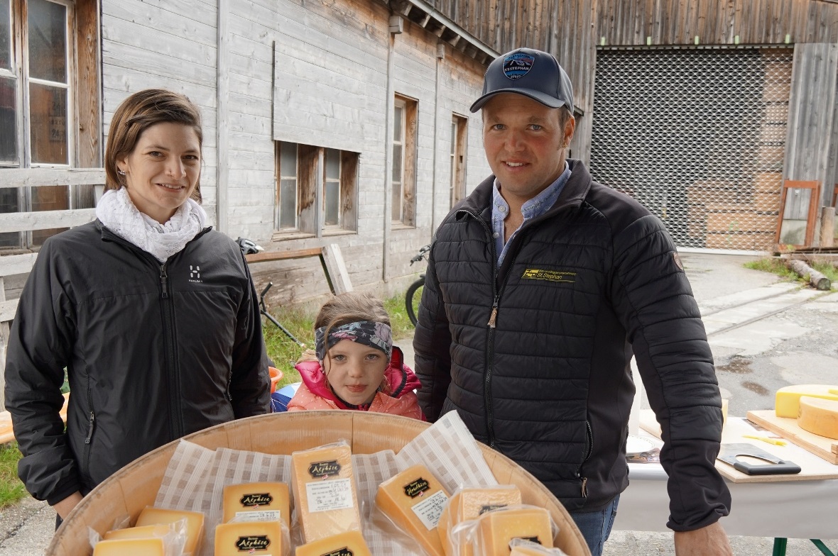 Carmen, Dana und David Moor verkauften Alpkäse aus dem Dürrenwald
