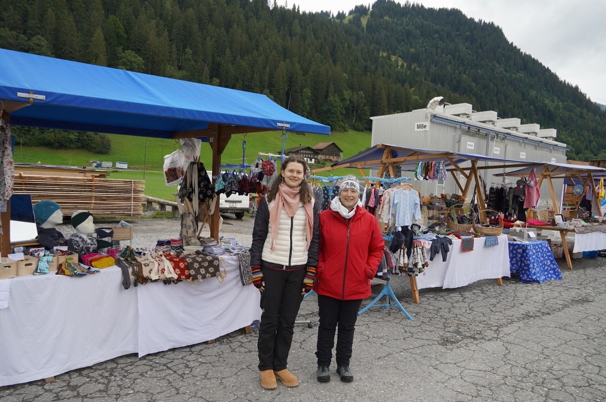 Céline (links) und Sandra Hählen boten eine grosse Auswahl an genähten und gestr...