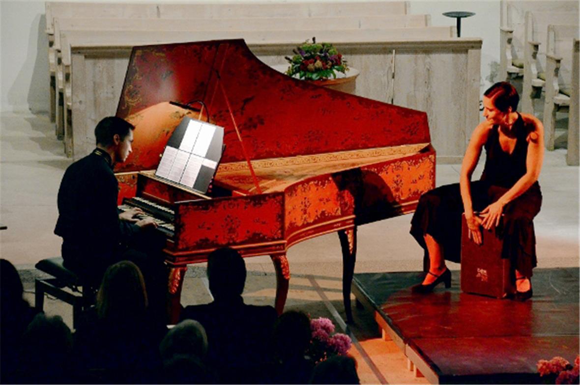 Cembalovirtuose Vital Frey & Alicia López Cajonbegleitung