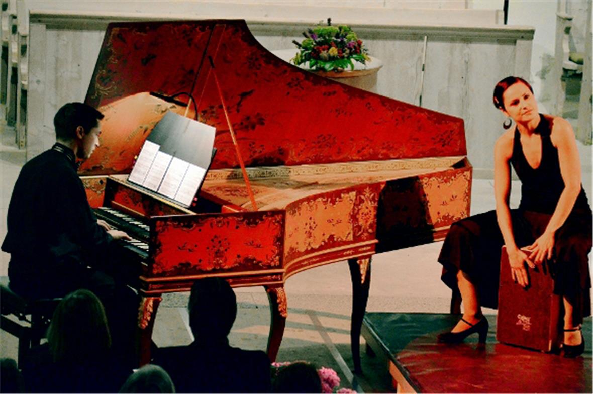 Cembalovirtuose Vital Frey & Alicia López Cajonbegleitung