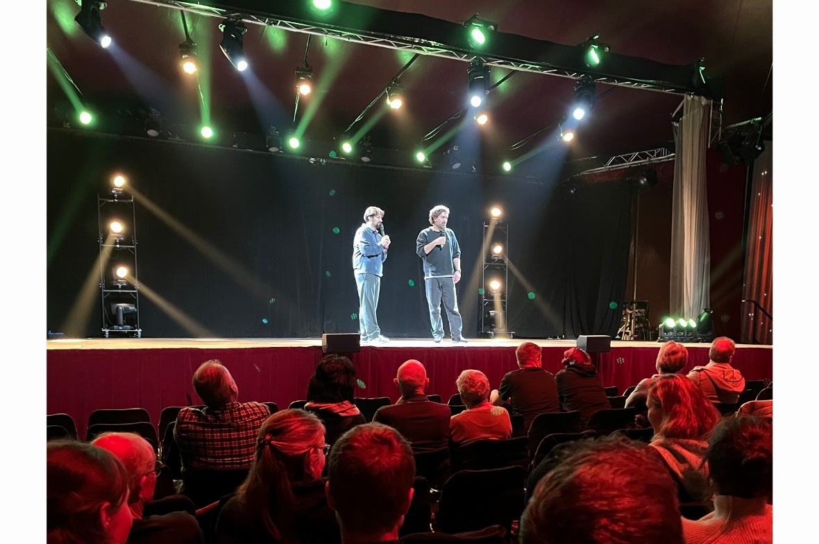 Cenk und Jozo in Aktion auf der «Das Zelt» Bühne an der Lenk.