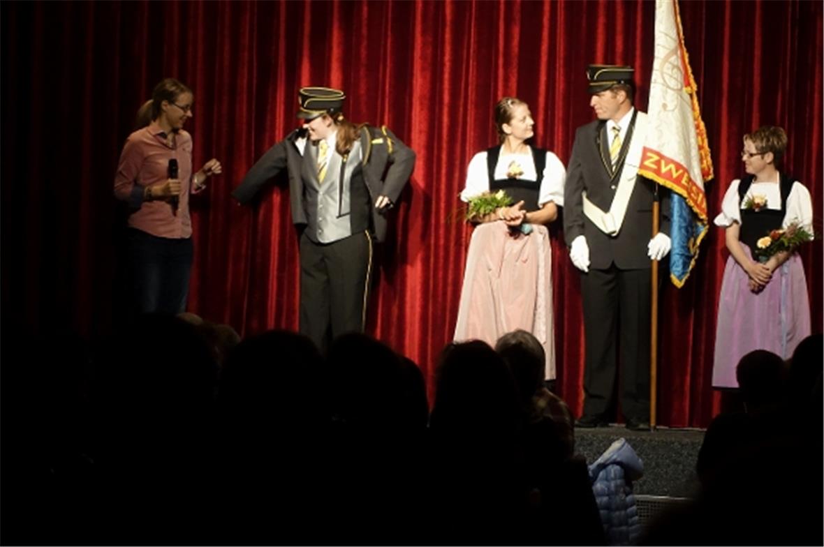 Chantal Jaggi zeigt dem Publikum die neue Uniform.