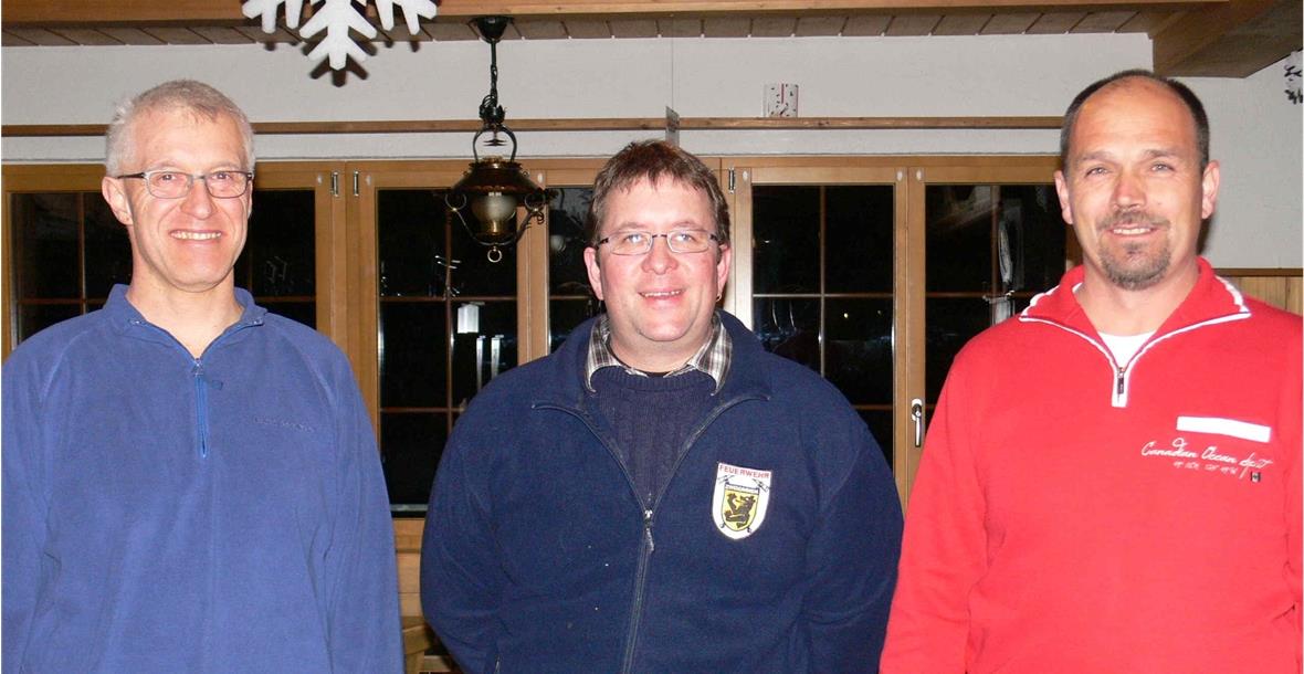 Chargenwechsel im Feuerwehrverband Obersimmental-Saanen. Von links: Beat Waldner, Lenk übergibt die Verbandsleitung an Stefan Buchs aus Zweisimmen. Neu im Vorstand amtet Fritz Schmocker, Lenk.