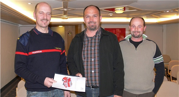 Chargenwechsel im Feuerwehrverband. Von links: Kassier Peter Brand übergibt das Kassabuch an Fritz Schmocker, Bernhard Perreten neue im Gremium beobachtet die Übergabe.