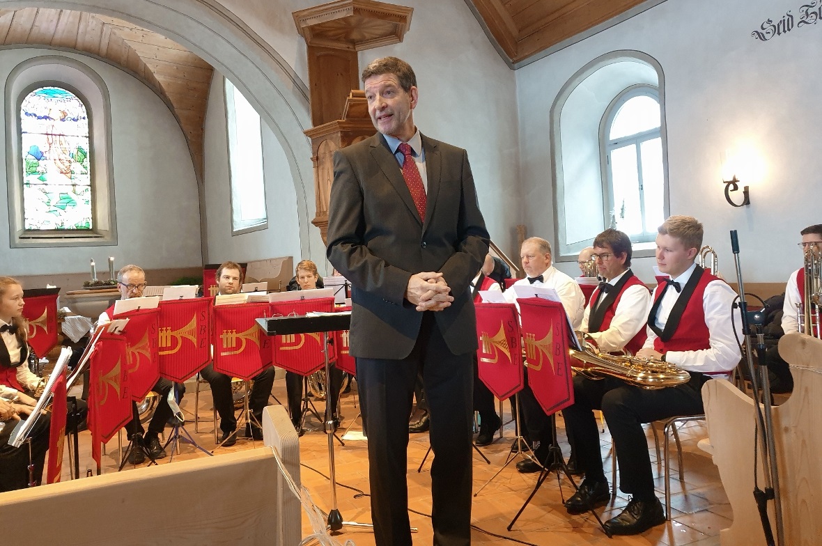 Charly von Grünigen führte durch das Konzertprogramm Simmentaler Brass Ensembles...