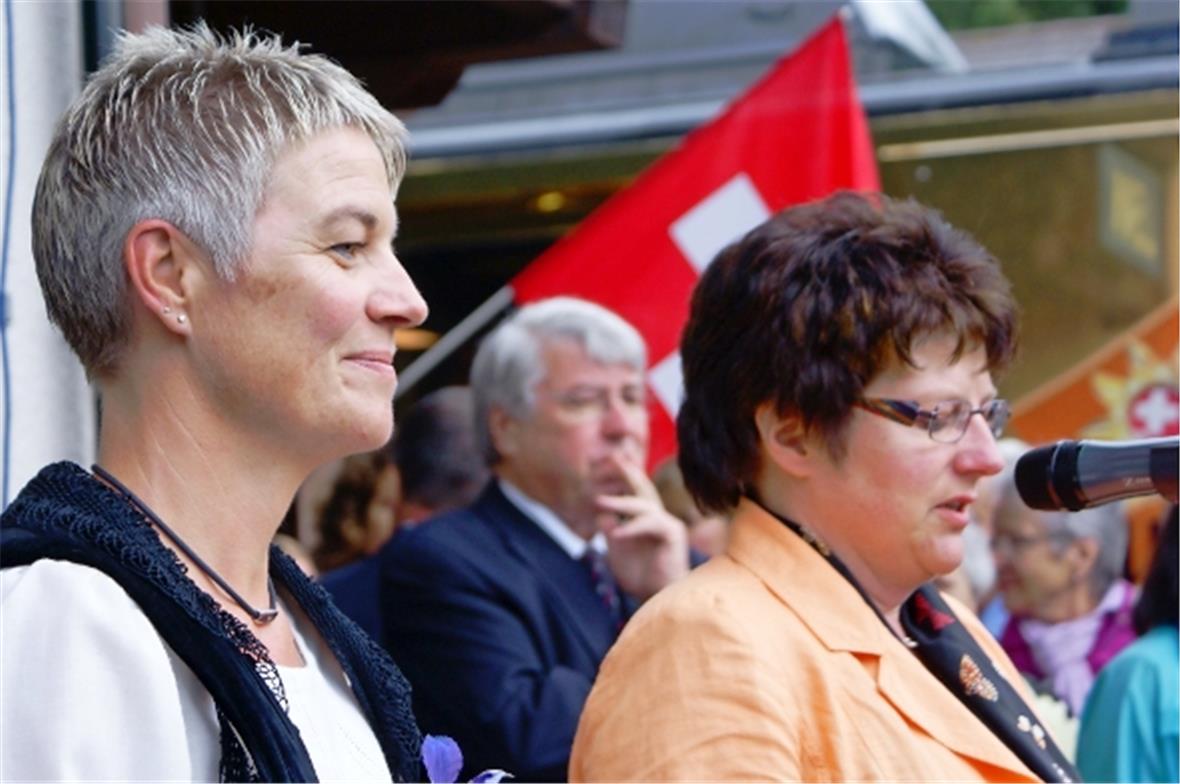 Charmante Moderatorin Luzia Wyssen (links)