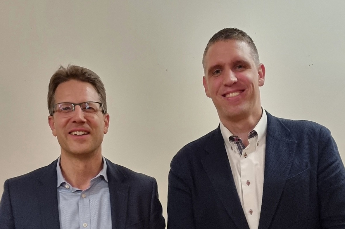 Chefarzt Ueli Güller (links) und stellvertretender Chefarzt Christoph Ackermann des Onkologie- und Hämatologiezentrums Thun-Spiez-Berner Oberland referierten über Immuntherapie – Möglichkeiten und Grenzen.