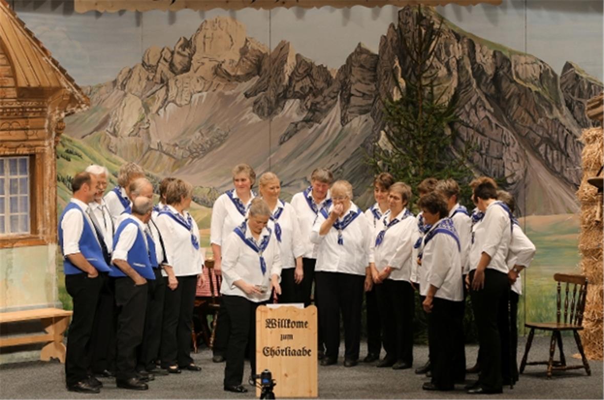 Chörli Reichenstein-Oeschseite beim Liedervortrag.