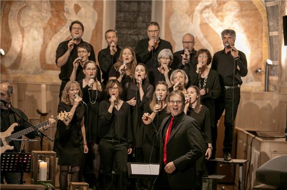 Chorleiter Stefan Blatti forderte das Publikum auf, mitzumachen.