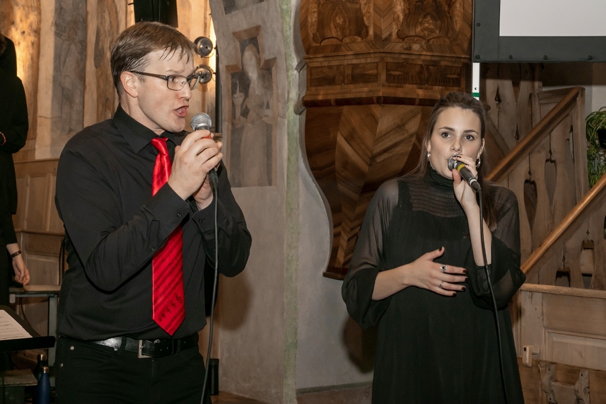 Chorleiter Stefan Blatti sang mit Nadja Gafner gegen Ende ein Solo beim Stück «I...