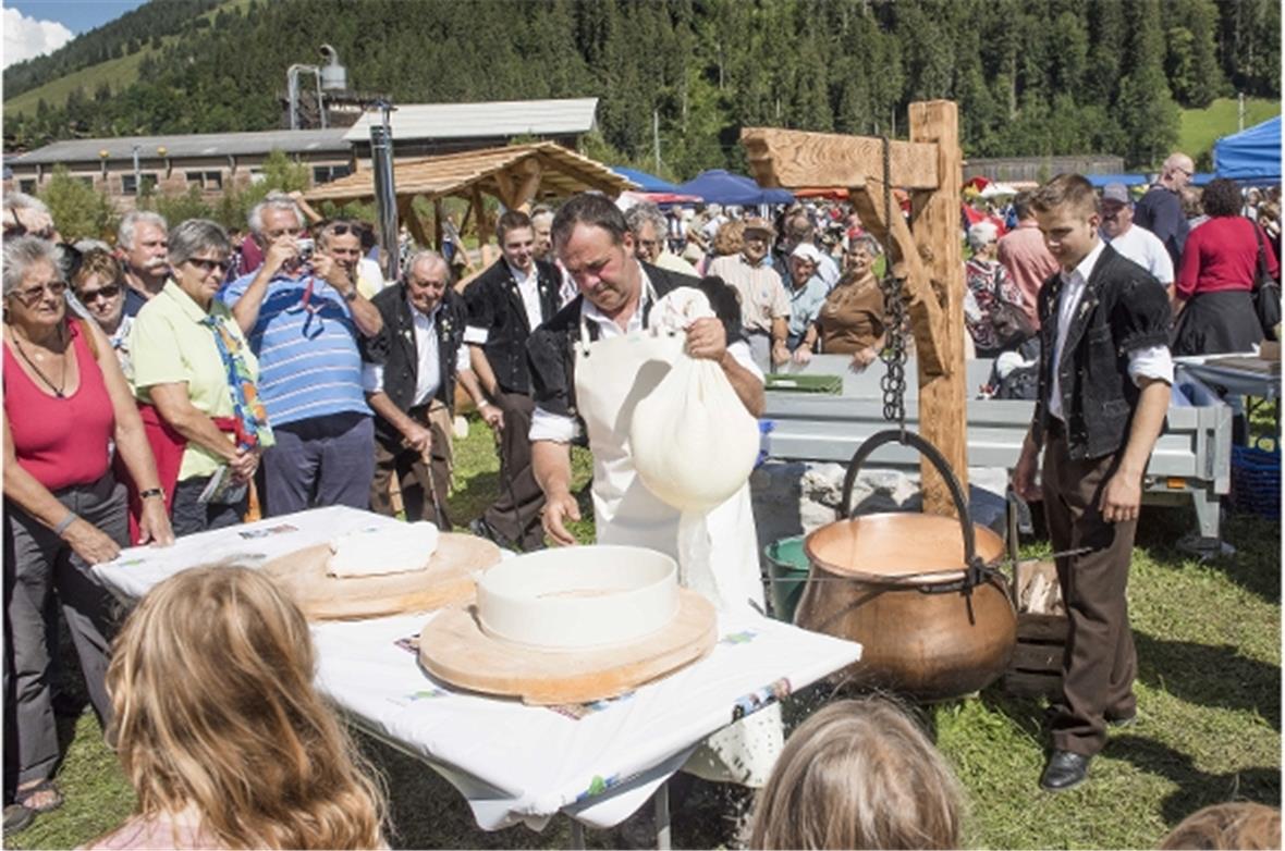 Chrigel Moor auf dem Festplatz beim Käsen