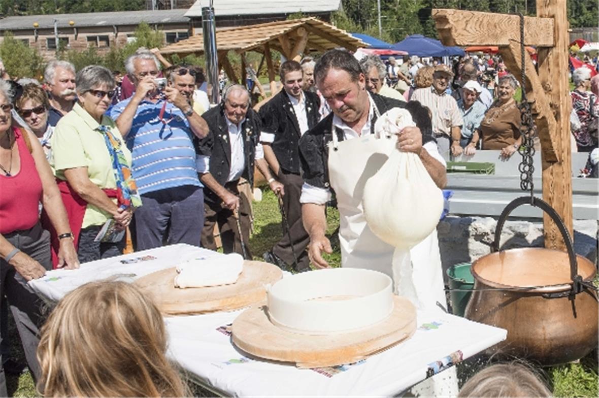 Chrigel Moor auf dem Festplatz beim Käsen