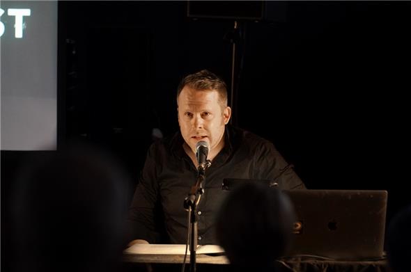 Chrigu Blum brachte humorige Einblicke aus dem Tourleben eines Lichttechnikers in sein Heimatdorf Zweisimmen.