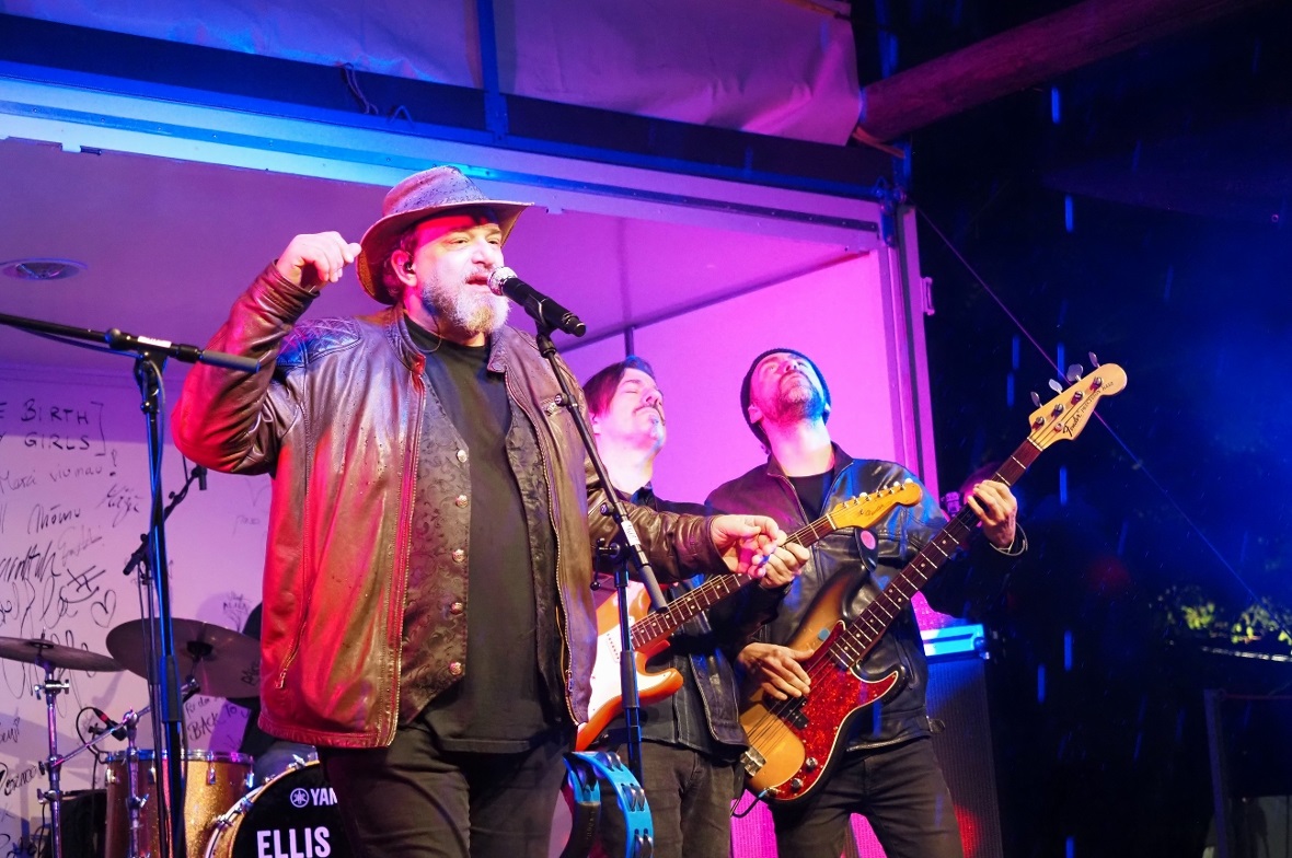 Chris Ellis mit der Ellis Mano Band am Mittsommerfestival 2024.