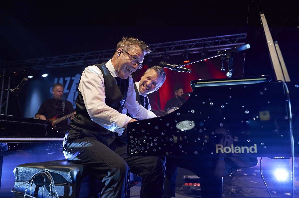 Chris & Mike schonten weder Tasten noch Bühne: An zwei Flügeln sorgten sie für Showtime im Zelt auf dem Kronenplatz.