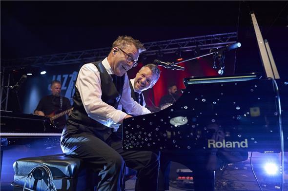 Chris & Mike schonten weder Tasten noch Bühne: An zwei Flügeln sorgten sie für Showtime im Zelt auf dem Kronenplatz.