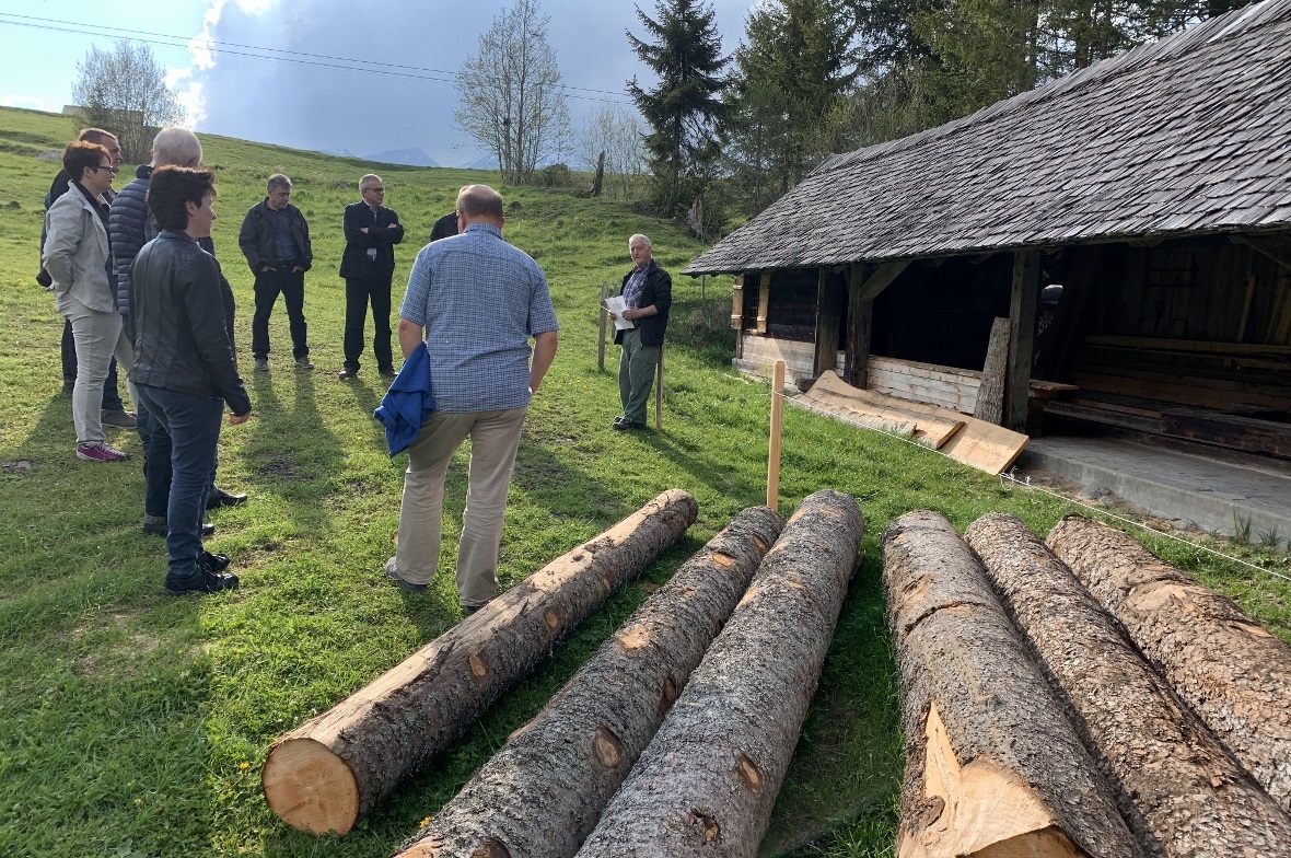 Christian Aegerter (rechts) informierte die Delegierten über die Renovationsarbeiten an der denkmalgeschützten Sägerei auf dem Rossberg.