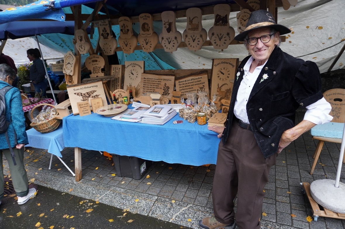 Christian Bringgold aus der Lenk vor seinem Stand mit Werken aus Brandmalerei. F...