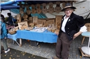 Christian Bringgold aus der Lenk vor seinem Stand mit Werken aus Brandmalerei. F...