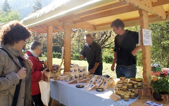Christian Haueter und sein Sohn als umtriebige Verkäufer der Alp-Produkte der Morgeten-Alp-Küher.